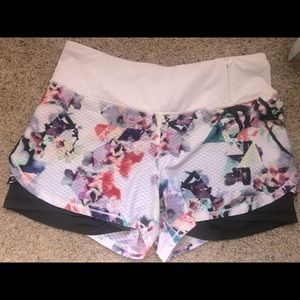 Calia by Carrie Underwood M floral active shorts w built in spandex